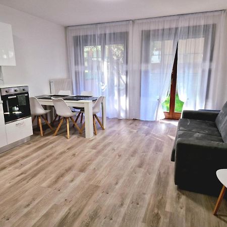 Holiday Residence With Private Garden Екстериор снимка