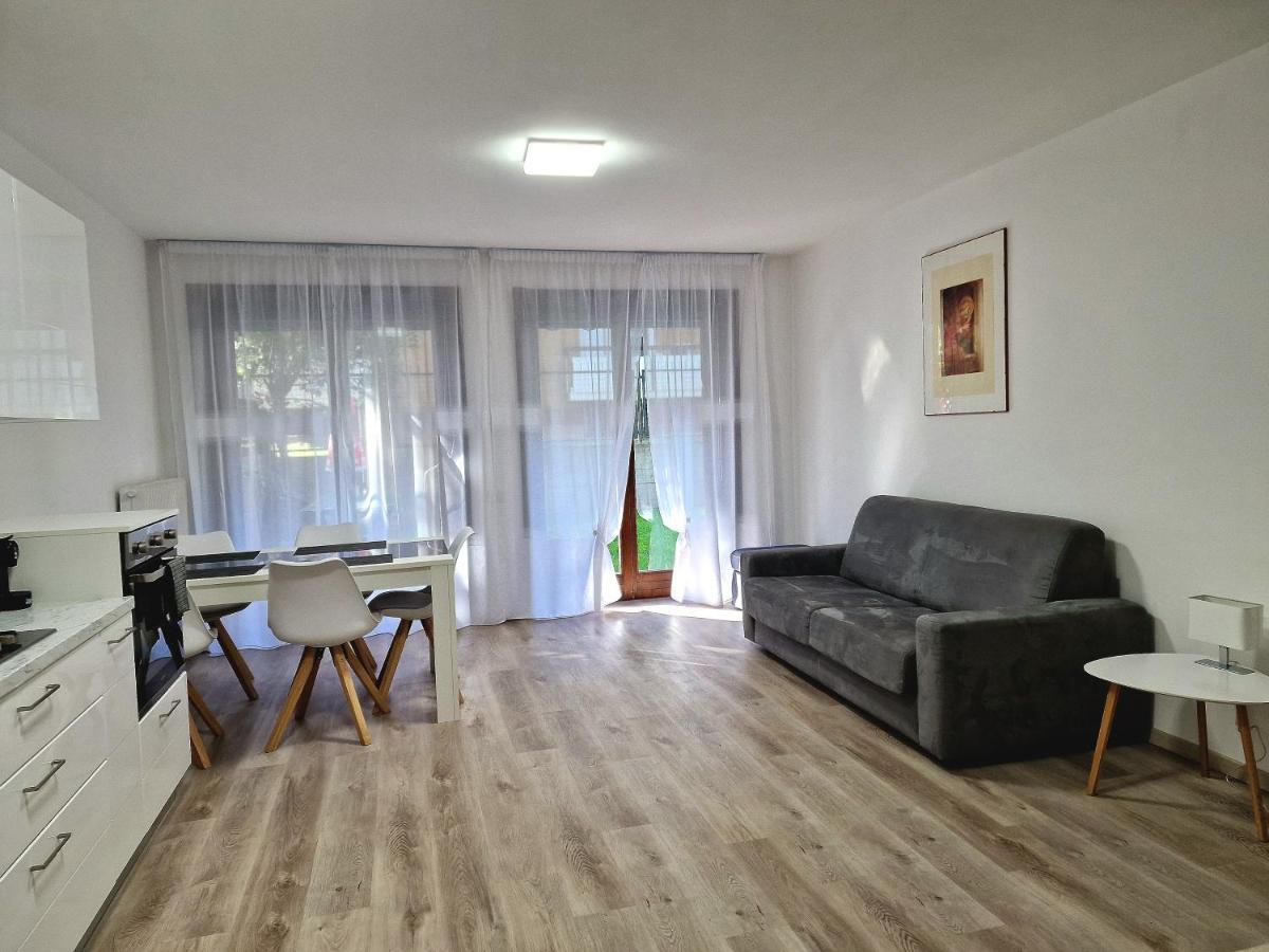 Holiday Residence With Private Garden Екстериор снимка